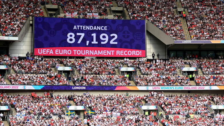 Zuschauerrekord: 87.192 - So viele Menschen waren noch nie bei einem EM-Spiel der Frauen im Stadion.