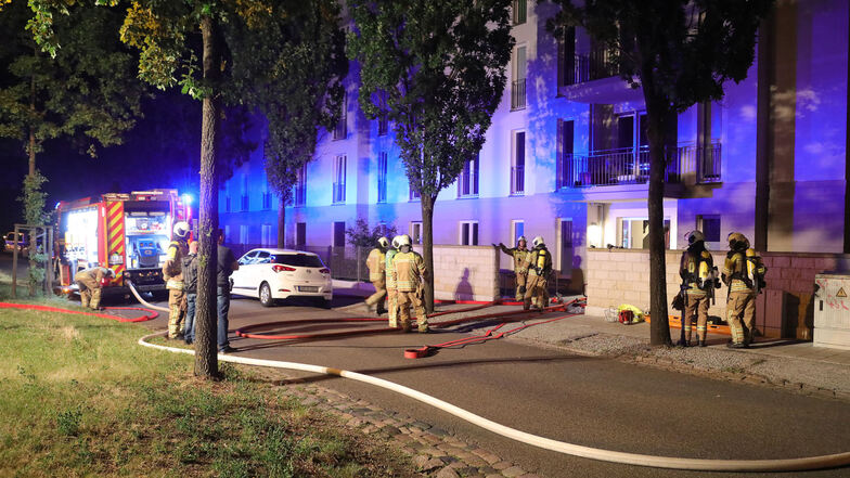 Der Notruf ging gegen 3.10 Uhr in der NAcht zum Montag ein. Im Einsatz waren Feuerwehrleute der Wachen Altstadt und Löbtau.