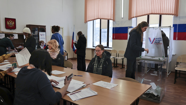 Menschen nehmen an der Abstimmung während der Präsidentschaftswahlen in der pazifischen Hafenstadt Wladiwostok teil.