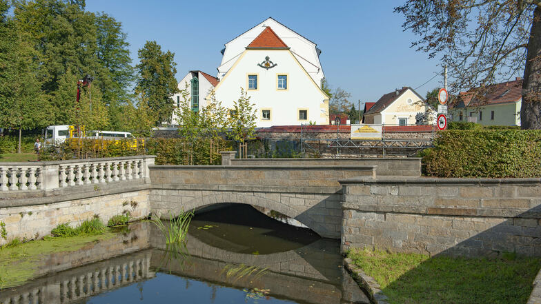 Die denkmalgeschützte Sandsteinbrücke zwischen Zabeltitzer Palais und Schlossmühle soll durch einen Neubau rund 100 Meter entfernt entlastet werden.