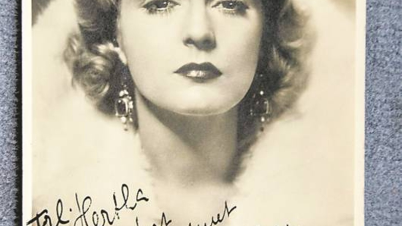 Eine Autogrammkarte mit Widmung von Leinwanddiva Camilla Horn.