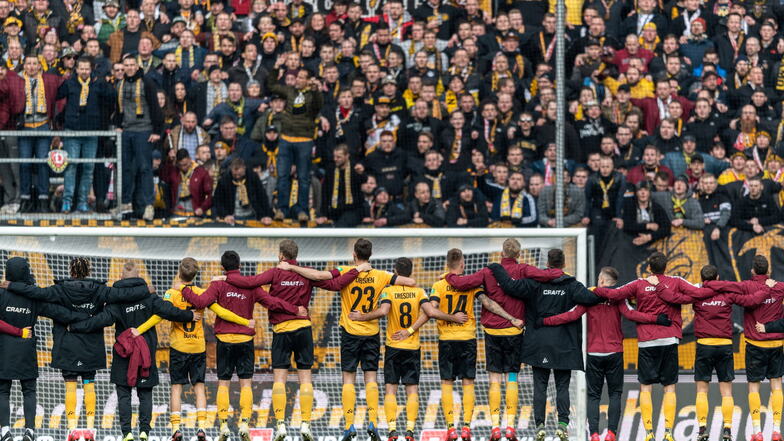 Am 8. März 2020 feierte Dynamos Mannschaft den 2:1-Sieg im Derby gegen Aue vor dem K-Block. Das Stadion war ausverkauft – zum bislang letzten Mal.