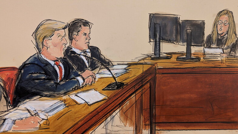 Die Gerichtszeichnung zeigt Donald Trump (l), ehemaliger Präsident der USA, in einem Gerichtssaal in Manhattan während er auf nicht schuldig plädiert und die Anklage verlesen wird.