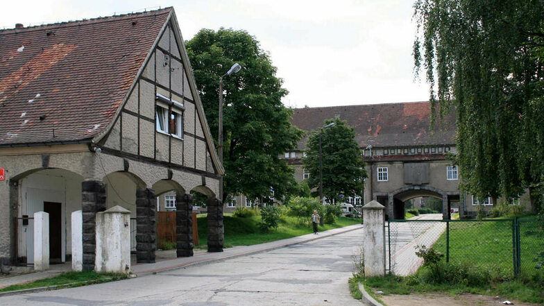 Einfahrt zum Areal der ehemaligen Zittwerke in Sieniawka (Kleinschönau) im heutigen Polen.