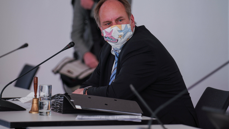 Oberbürgermeister Dirk Hilbert (FDP) wird wegen mangelnder Bürgerbeteiligung Dampf gemacht.