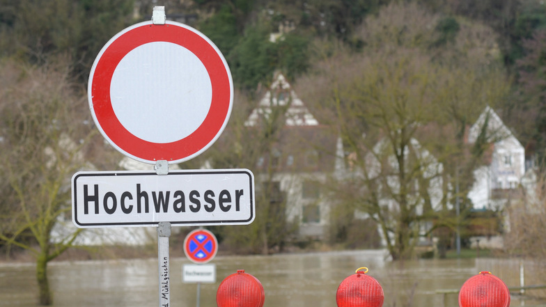 Ein Schild warnt am 14. Januar 2019 in Harburg (Bayern) vor Hochwasser an der Wörnitz, die nach Niederschlägen und Schneeschmelze über die Ufer getreten war (Symbolfoto).