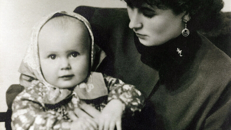 Mutter Ilse, Jahrgang 1935, mit Tochter Maria um 1961, die fast 60 Jahre später ihre Erinnerungen an ihre Mutter aufschreibt.