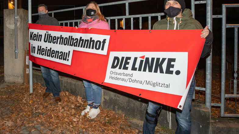 Demo vor dem Stadtrat, das kommt nicht so oft vor in Heidenau. Das Nein gegen den Überholbahnhof war den drei Linken-Stadträten Steffen Wolf, Mandy Plachta und Denis Skeries (v.l.) das aber wert.