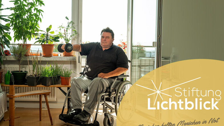Lutz Göschel in seiner Wohnung in Dresden-Prohlis. Mit Hanteltraining versucht der 59-Jährige, seine erschlafften Muskeln wieder aufzubauen.