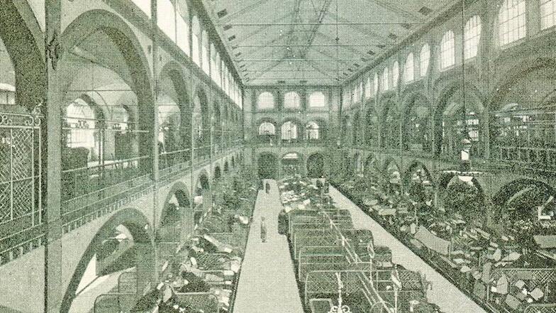 Ein Blick in die erste Dresdner Markthalle. Sie stand am Antonsplatz und eröffnete im Sommer 1893. Sie bot Platz für rund 600 verschließbare Verkaufsstände, an denen vor allem Lebensmittel angeboten wurden. Der damals moderne und großzügige Bau wurde bei 