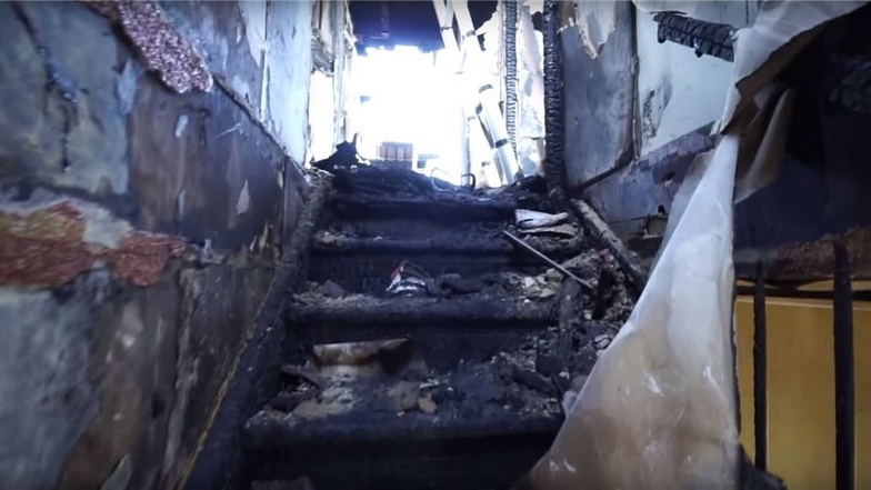Die Treppe in das Obergeschoss lässt das Ausmaß des Brandes bereits erahnen.