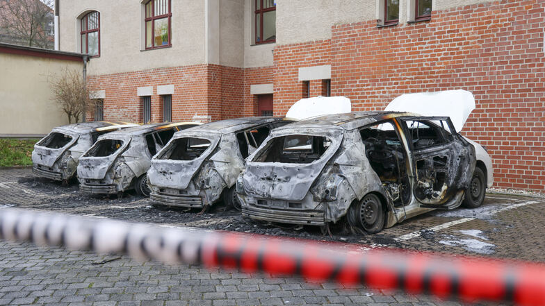 Vier Fahrzeuge der Leipziger Polizeibehörde stehen ausgebrannt auf dem Hof des Rathauses im Stadtteil Schönefeld-Abtnaundorf. In der Nacht zum Dienstag kam es zu dem möglichen Brandanschlag. Das LKA hat die Ermittlungen aufgenommen.