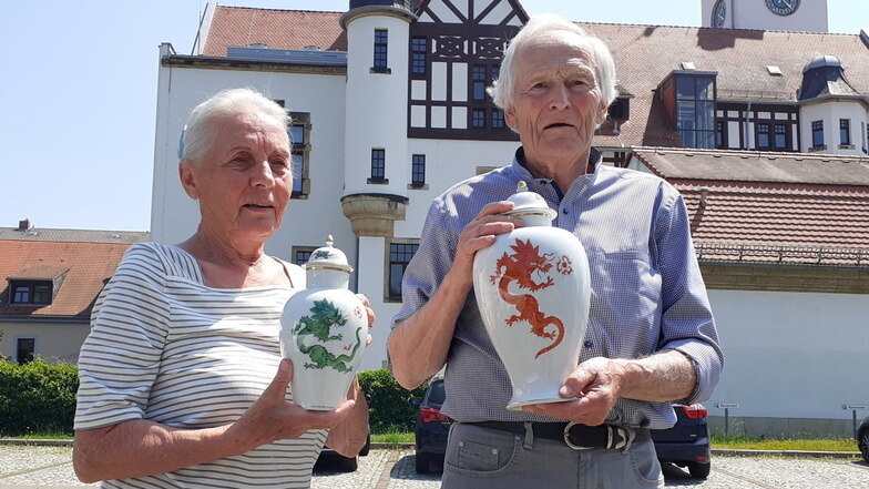 Ursula und Eberhard Gläser mit ihren Sieger-Trophäen aus Meißner Porzellan.