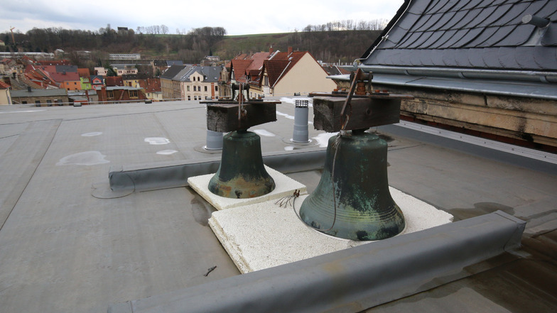 Die beiden Glocken wurden aufgearbeitet und wieder aufs Dach geschafft. Uhr und Glockenspiel sollen wiederbelebt werden.