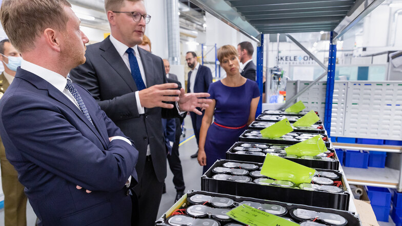 Die Staatspräsidentin der Republik Estland Kersti Kaljulaid und Sachsens Ministerpräsident Michael Kretschmer erkundigten sich bei Managing Direktor Ants Vill über die Entwicklung der Firma Skeleton in Großröhrsdorf.