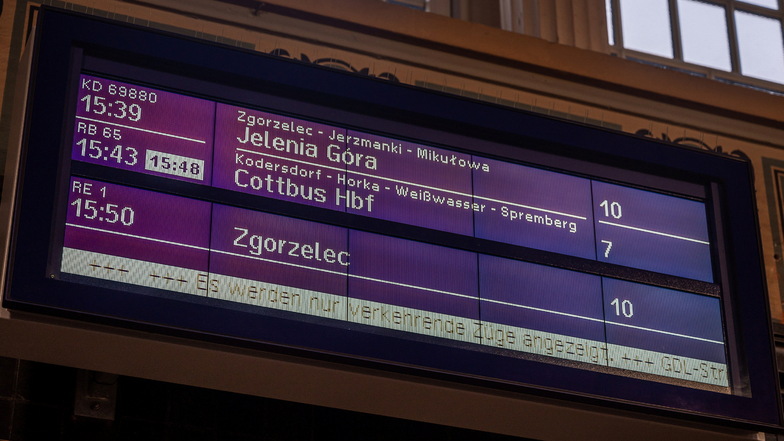 Die Zuganzeigetafel im Görlitzer Bahnhof zeigt es: Es ist Bahnstreik und die Züge in Görlitz fahren.