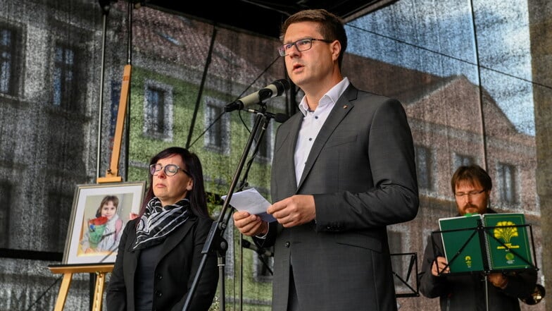 Bei der Trauerfeier sprach der Döbelner Oberbürgermeister Sven Liebhauser und rief zum gemeinsamen Gedenken an die ukrainische Schülerin auf.
