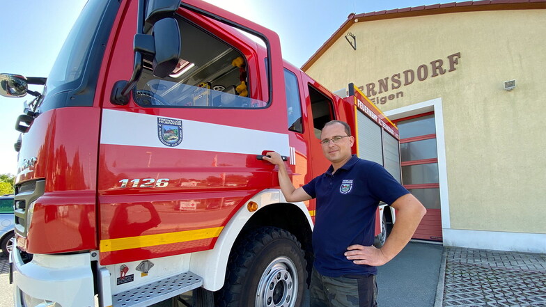 René Gründer, Wehrleiter der Feuerwehr Altbernsdorf, mit dem ersteigerten Neuzugang: ein HLF 10.