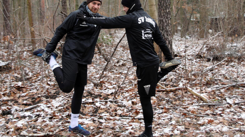 Philipp Witschas (SpVgg Lohsa/Weißkollm -links-) und Benjamin Müller (SV Zeißig) beim individuellen (Lauf-) Training nach Vorgaben des Übungsleiters.