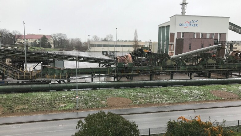Die Zuckerfabrik in Brottewitz liegt Luftlinie etwa 18 Kilometer von Riesa entfernt. Unter anderem aus der Lommatzscher Pflege südlich von Riesa fahren Rübenlaster dorthin, um die Ernte abzuliefern.