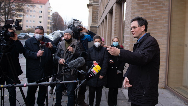 Jürgen Schmidt, der Pressesprecher der Staatsanwaltschaft Dresden, beantwortete im Fall um den Kunstdiebstahl im Grünen Gewölbe die Fragen der Journalisten vor dem Justizzentrum. Der gesuchte 21-jährige Zwilling eines arabischstämmigen Berliner Clans wurd