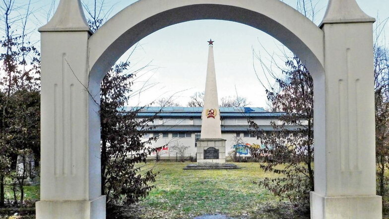 Sowjetisches Ehrenmal und Friedhof am Parkplatz in Bad Muskau sollen möglichst umziehen.