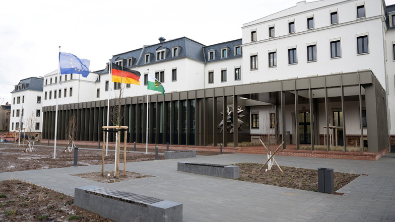 Fahnen wehen vor dem neuen Sächsischen Rechnungshof in Döbeln im Wind: Ab kommendem Montag werden hier alle Mitarbeiter der Behörde erreichbar sein.