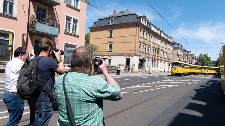 Fotos von der letzten Fahrt: Damit rechnen die DVB und die Verantwortlichen am Sonnabend, wenn die Tatrabahnen alle noch einmal auf Strecke gehen.