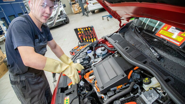 Kfz-Mechatroniker Jonas Loitsch ist ausgebildete Hochvoltfachkraft. Nur mit dieser Qualifikation kann er - wie hier an einem Elektro-Corsa im Autohaus Henke - an Fahrzeugen mit elektrischem Antrieb arbeiten.