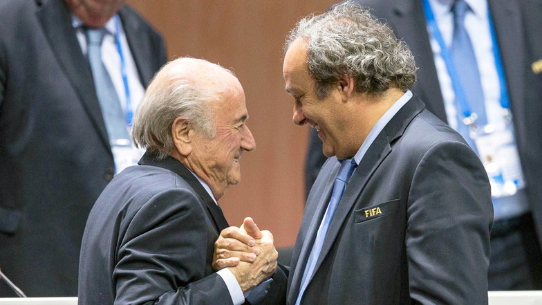 Mai 2015: FIFA-Präsident Joseph Blatter (l) und UEFA-Präsident Michel Platini grüßen sich. Die beiden Fußball-Funktionäre wurde im Prozess um Millionenzahlungen freigesprochen.