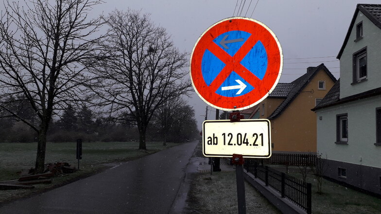 Stoppschilder sollen verhindern, dass die Langenberger Straße von Anwohnern erneut zugeparkt wird.