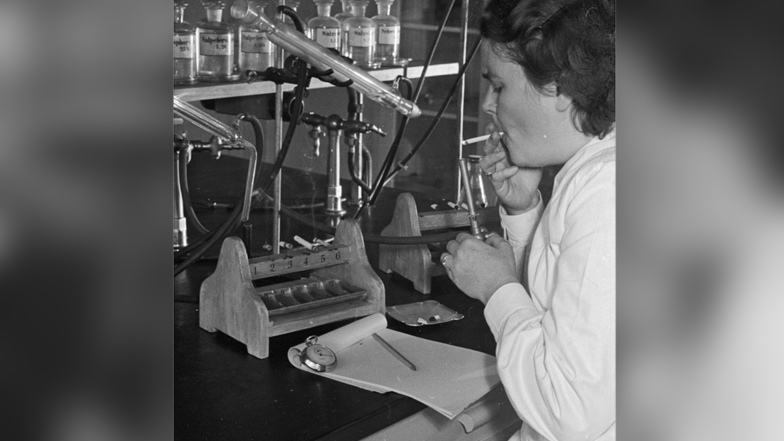 Testrauchen 1952 in der Zigarettenfabrik Jasmatzi und Söhne.