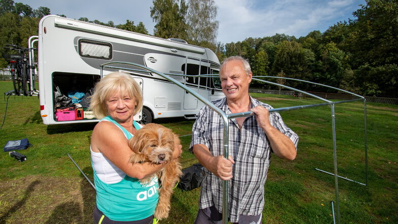 Petra und Roland Sell mit ihrem Hund Marley haben das Campen wieder für sich entdeckt.