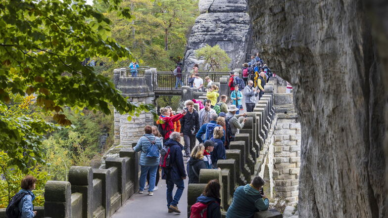 Jedes Jahr kommen unzählige Touristen aus aller Welt zur Basteibrücke der Sächsischen Schweiz. Die Urlauber dort sind, laut einem Ranking, besonders zufrieden.