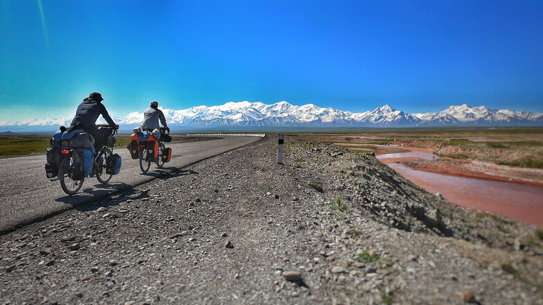 Zwei Tage vor der Einreise nach China durchquerten die beiden Schmiedeberger das Alai-Tal im Süden Kirgistans mit dem Pamir im Hintergrund.