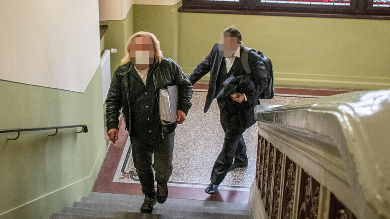 Ein Leisniger Unternehmer mit seinem Anwalt auf dem Weg in den Saal des Döbelner Amtsgerichtes. Dort wurde gegen den Leisniger und seine Frau wegen Betruges verhandelt.