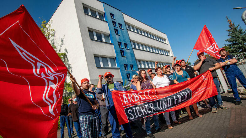 Die Mitarbeiter der Firma Frauenthal in Roßwein haben vor dem Werktor demonstrativ Flagge gegen die Schließung gezeiht.