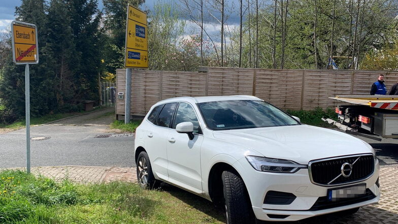 Der vor einem Grundstück in Neudorf gestoppte Volvo wurde ebenso beschlagnahmt und abgeschleppt, wie...