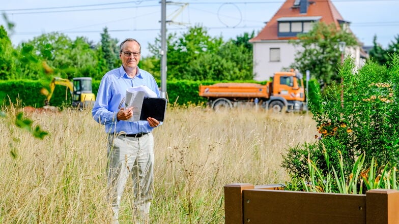 Wolfgang Weimann, Fachbereichsleiter Bauwesen der Stadt Coswig, freut sich über den Baustart des Grünen Westrings, eines neuen Rad- und Fußwegs zwischen Bürgerpark und Sportplatz an der Weinböhlaer Straße.