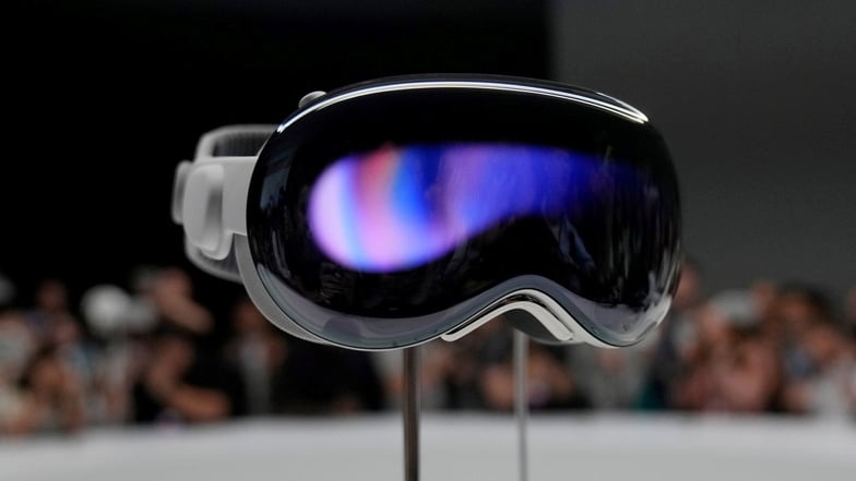 Apple wagt mit seiner ersten Computer-Brille den Eintritt in eine neue Produktkategorie mit ungewissen Erfolgsaussichten. Der iPhone-Konzern stellte am Montag das Gerät mit dem Namen Vision Pro vor, das äußerlich an eine Hightech-Skibrille erinnert.