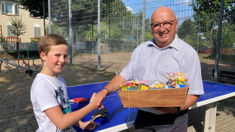 Billy-Joe Vogel ist es zu verdanken, dass es auf dem Spielplatz Am Zänker in Waldheim nun wieder eine Tischtennisplatte gibt. Er hat Bürgermeister Steffen Ernst darauf hingewiesen, dass diese fehlt.