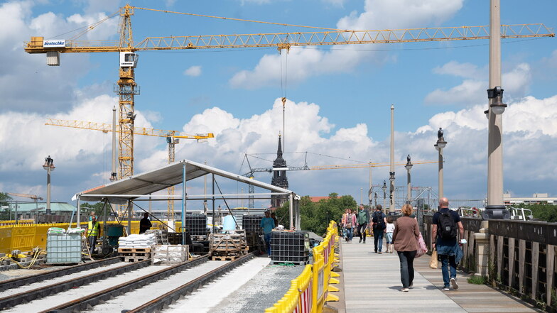 Aktuell werden Schienen auf der Augustusbrücke in Dresden verlegt.