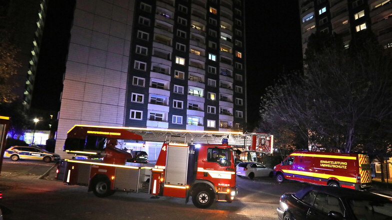 Die Feuerwehr löschte im Oktober 2019 einen Brand in einem Dresdner Hochhaus. Der Mann, der das Feuer gelegt hatte, wurde nun verurteilt. Möglicherweise hatte er es auf eine Wohnung im Nachbarhaus abgesehen.