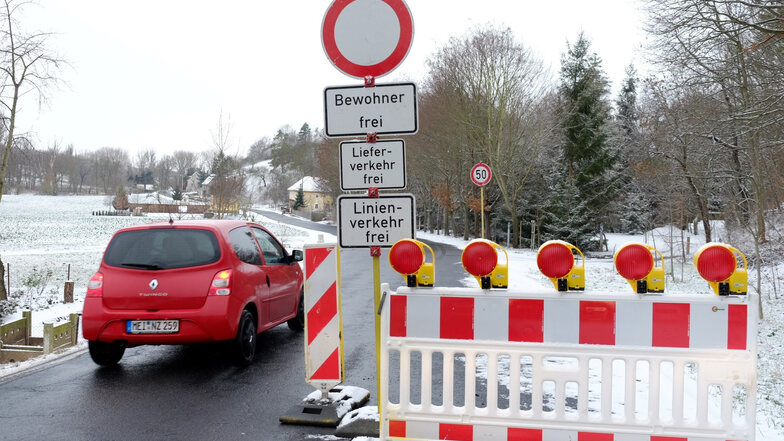 Fast nichts geht mehr: Die Staatsstraße zwischen Zehren und Piskowitz ist weiterhin gesperrt. Sie sollte bis 15. Dezember vorigen Jahres fertig sein. Es kam zu Bauverzögerungen.