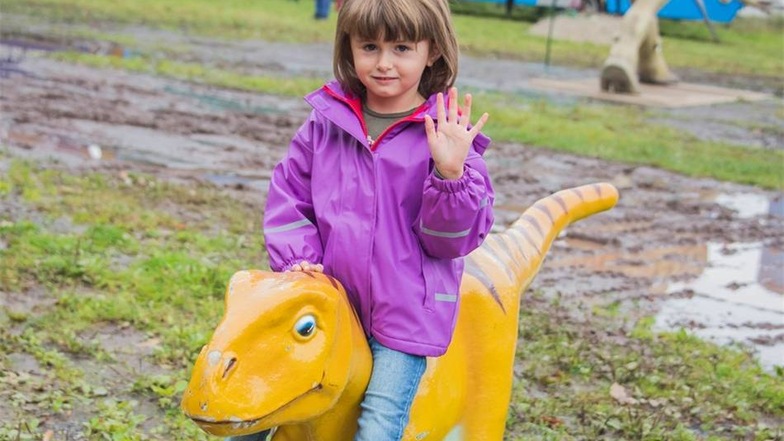Der Dino-Kindergarten Leonie (6) aus Kleinbobritzsch hat es schon ausprobiert: Es gibt auch Mini-Dinos, auf die Kinder klettern können. Es darf auch einfach nur gestreichelt werden.