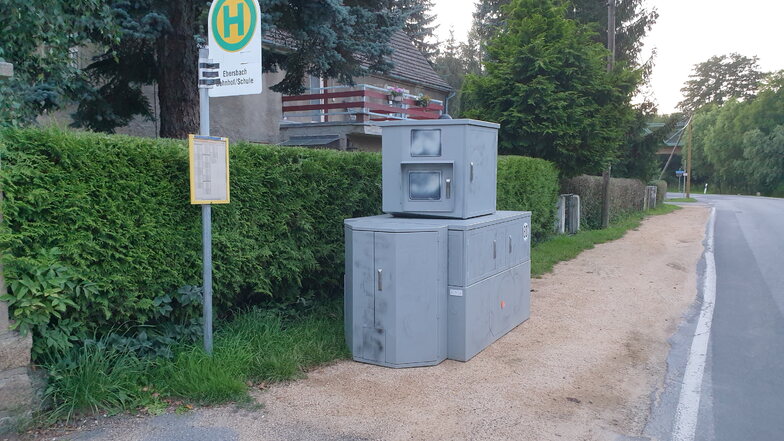 Der besprühte Blitzer stand am Dienstag noch an der Schul-Bushaltestelle in Ebersbach im Schöpstal.