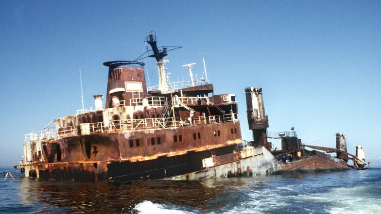 Das Wrack des Frachters "Pallas" liegt vor der Insel Amrum. Das Schiff war vor 25 Jahren vor der dänischen Küste in Brand geraten und wenige Tage später vor der schleswig-holsteinischen Nordseeinsel  gestrandet.