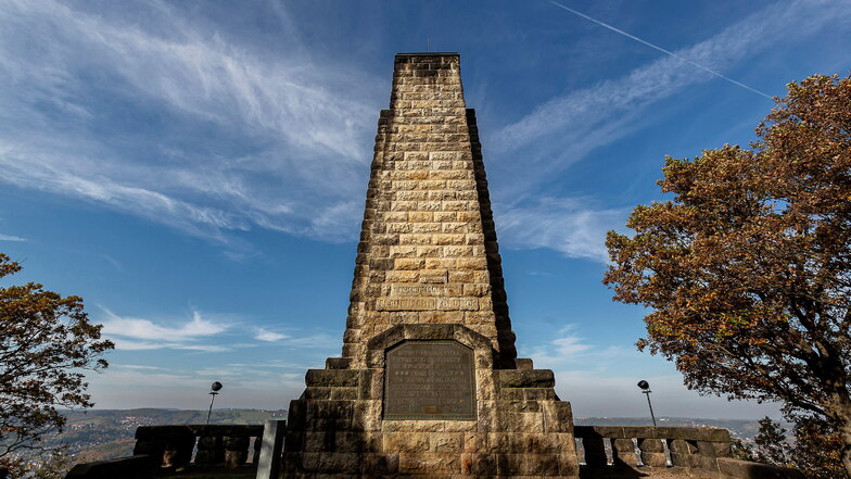 Das König-Albert-Denkmal dominiert den Windberg in Freital. Dahinter befindet sich eine der schönsten Aussichten auf die Stadt.