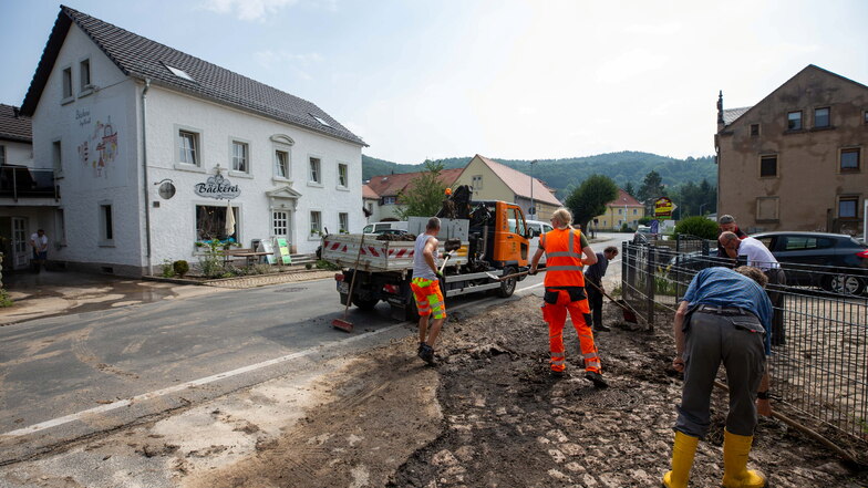 Aufräumarbeiten in Neundorf nach einer Schlammlawine, hier 2019: Warum wird der Pirnaer Ortsteil so vernachlässigt?
