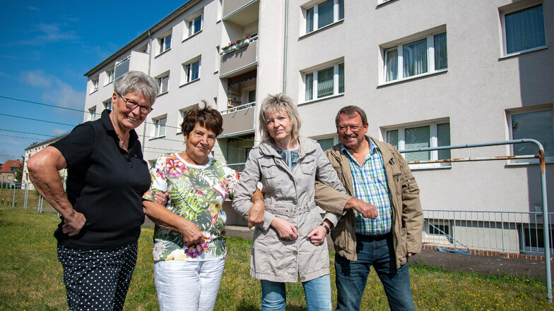 Hildegard Börner und Renate Fischer (von links) gehören zu den verbliebenen Erstmietern im heutigen Wohnblock Sachsenplatz 7 bis 9. Petra Schulze und Dieter Groß von der Leisniger Wohnungsbau- und Verwaltungsgesellschaft (LWVG) kümmern sich seit Jahren um